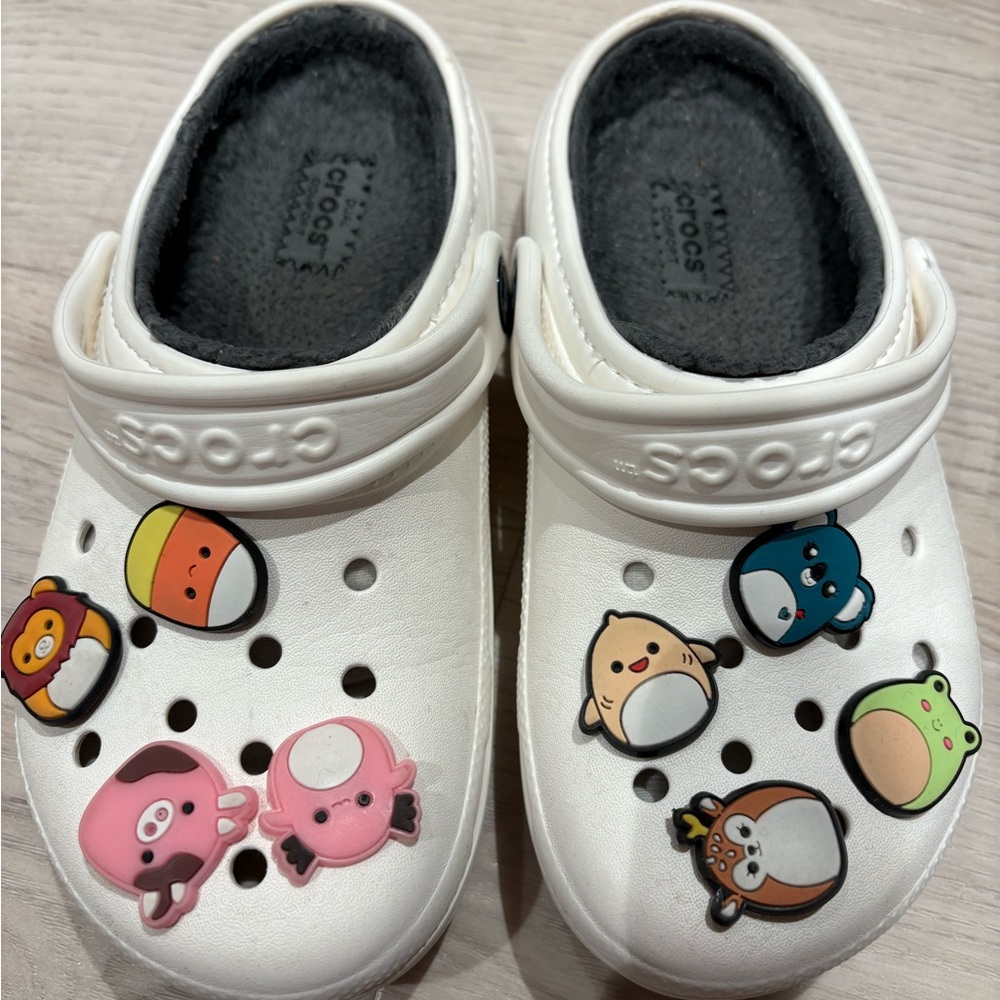 CROCS Kids Shoes with Fun Charms - White grey fur lined